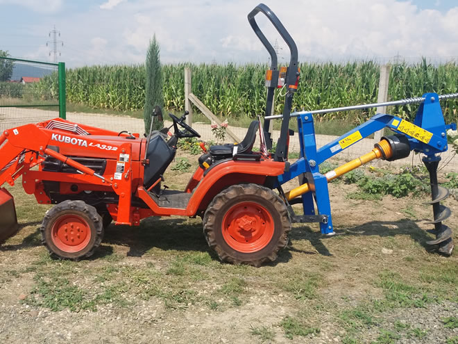 Tractor cu foreză